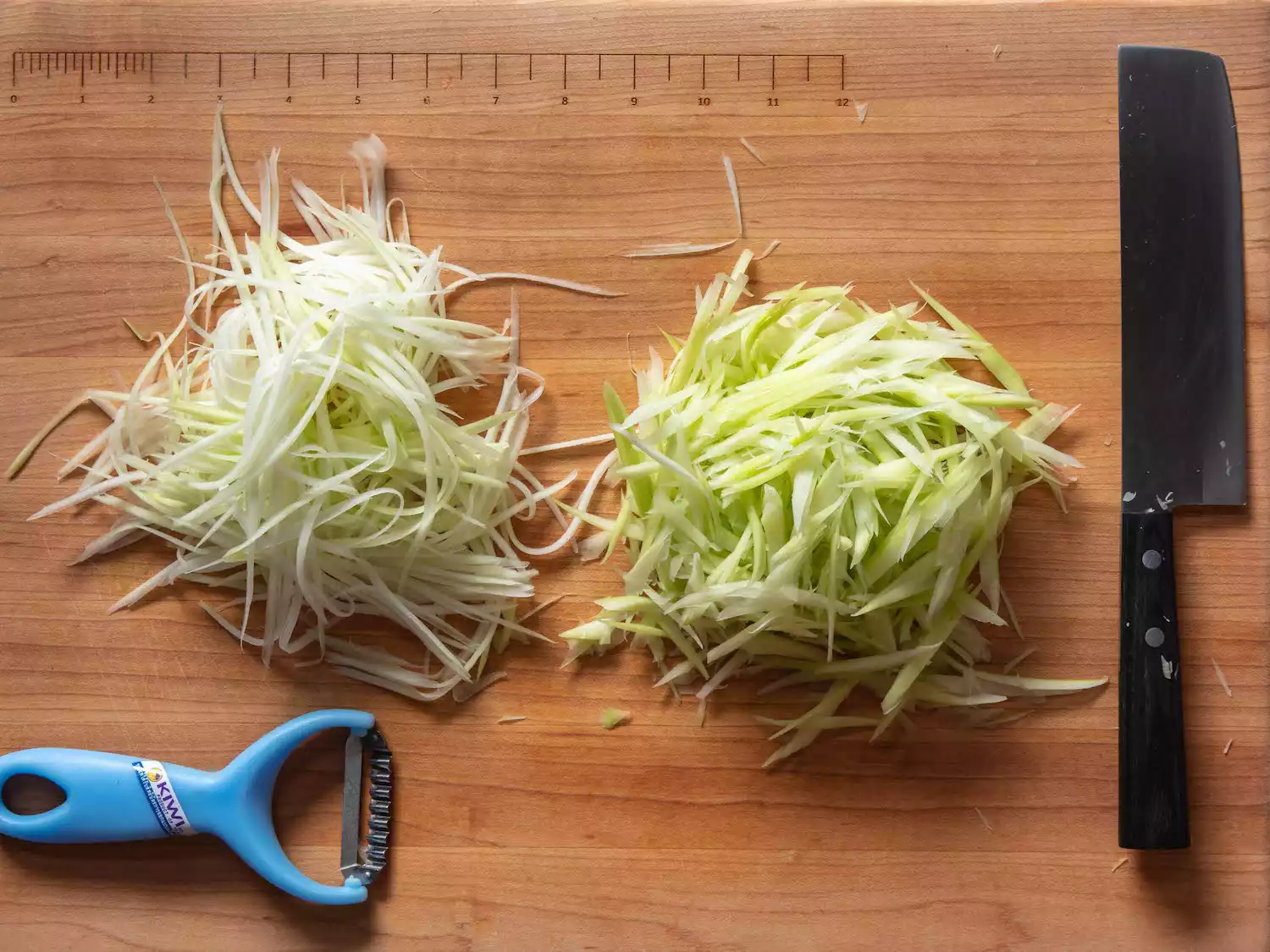 Comparison of peeler and knife-cut shredded green papaya 